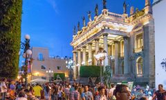 Jóvenes abarrotan la ciudad de Guanajuato; Da inicio el Festival Cervantino