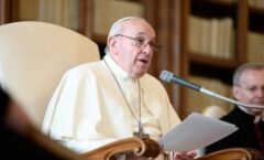 Anteponer "el servicio" al lucro en la respuesta a la crisis por la pandemia: El Papa
