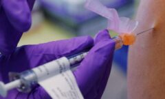 Ssa registra 360 reacciones alérgicas a la vacuna de Pfizer, 12 de ellas graves