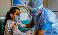 Personas vacunadas contra covid-19 ya superan a los casos confirmados a nivel mundial