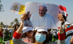 "Que callen las armas", reclama el Papa en histórica visita a Irak