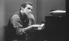 Glenn Gould es el epítome del genio excéntrico, dedicado a la perfección de su arte.