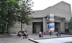 Tras 18 meses cerrado por la pandemia el Teatro Juan Ruiz de Alarcón, UNAM reabre hoy sus puertas con la puesta en escena Tiburón, de la compañía Lagartijas Tiradas al Sol.