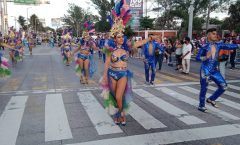 Con radiante sol se congregaron en el bulevar para esperar el desfile del Carnaval de Veracruz 2022