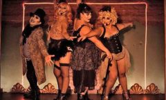 "Cuarto oscuro" es una farsa delirante y erótica que, con música, clown y burlesque
