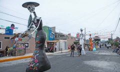 Catrinas de tamaño monumental emergen de la tierra en Tláhuac, convertida en galería de cartonería