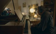 Retratan la mirada de dos músicos wixaritari y el hombre del piano  En la cinta de Enrique Muñoz