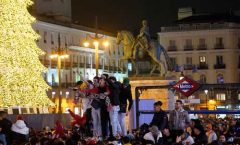 Miles de árabes acudieron a la "Puerta del Sol" para celebrar la victoria de Marruecos sobre España