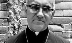 Óscar Arnulfo Romero y Galdámez,  San Romero de América; 1917 - 1980) Arzobispo salvadoreño.