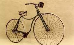 A Karl Freiherr von Drais se le atribuye la creación de la bicicleta. Y fue en 1817