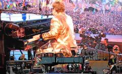 Elton John, cantante británico participó en el famoso festival de música del suroeste de Inglaterra,