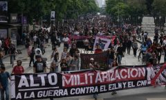 Simpatizantes marcharon del Ángel de la Independencia al Zócalo en acción global en apoyo a los zapatistas,