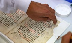 La biblioteca Khalidi de Jerusalén oriental, ocupada por Israel, Rami Salameh se dedica a restaurar documentos históricos palestinos que ofrecen una visión especial de la historia del lugar.
