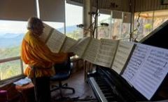 Romayne Wheeler se sienta frente a un piano en las Barrancas del Cobre y toca música inspirada en los Rarámuris