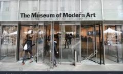 El reguetón deja las calles y se combina con las fotografías de murales de francés Daniel Buren y en El MoMA