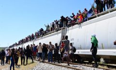 "Déjennos seguir, no sean inhumanos" gritaron miles de migrantes, cuando detuvieron el tren de carga en Monclova