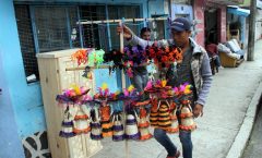 "Las catrinas" son una fuente de ingresos para artesanos de Ixhuatlancillo que las elaboran con hojas de maíz 