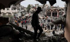 Palestinos buscan sobrevivientes en edificios devastados por bombardeos israelíes en Rafá.