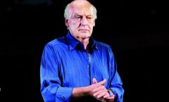 Eduardo Galeano (1940-2015) con historias que alertaban la devoración del planeta realizó la antología "Úselo y tírelo" 