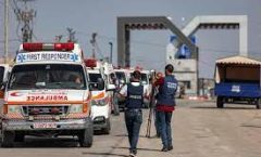 Bombardea Israel convoy de ambulancias; mueren decenas de palestinos