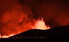 El volcán islandés hace una fisura es de 3.5 km, el flujo de lava es de 200 metros cúbicos por segundo