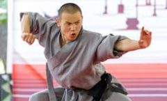 El kung fu es arte, filosofía y disciplina, demuestran monjes del monasterio Shaolin de la provincia de Henan