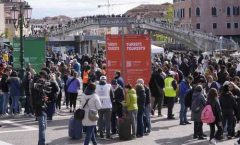 Ya se cobra la entrada a Venecia, protestas: "Venecia no se vende, se defiende" informó "Corriere del Veneto".