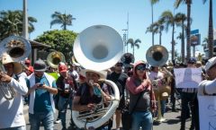 ¿Ha visto las noticias de la lucha de hoteleros de Mazatlán contra los músicos de banda que tocan en la playa?