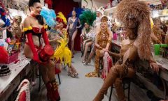 Cabaret legendario en el corazón del barrio parisino de Montmartre, el "Moulin Rouge" abre 365 noches al año